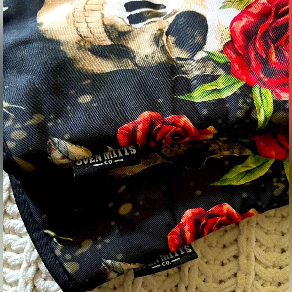 🌹Skulls & Roses Red Black Moody Cotton Printed Halloween Kitchen Oven Mitts🌹 - Picture 14 of 15
